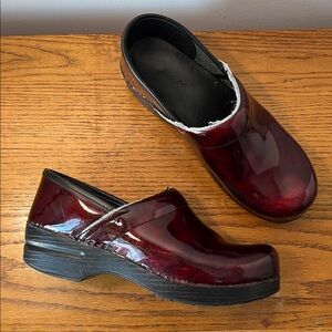 Dansko Maroon Burgundy Clogs Size 39 EU